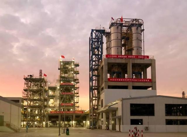 國內首套！千（qiān）噸級（jí）“塑料黃金”生（shēng）產（chǎn）裝置在甬開車成功