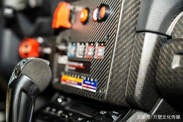 保時捷（jié）GT4 賽車采用（yòng）天然纖維複合材料製成的可持續內飾（shì）